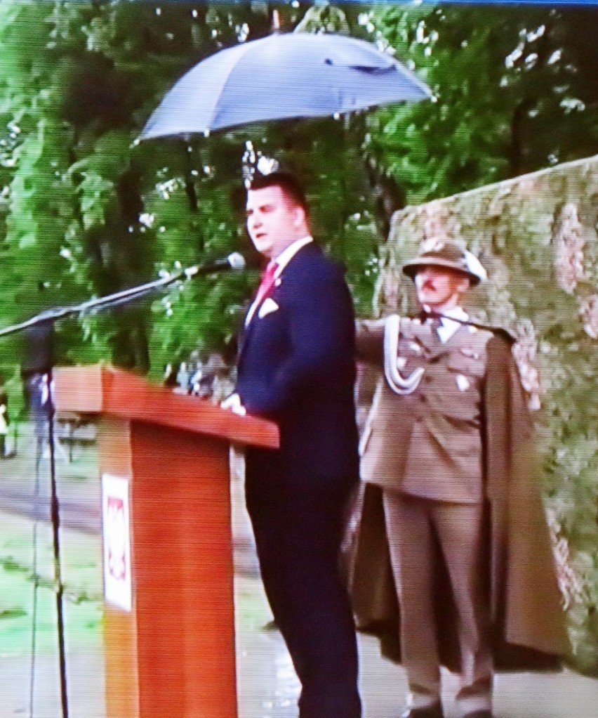 Misiewicz pojawia się i znika. Kto trzyma nad nim parasol?