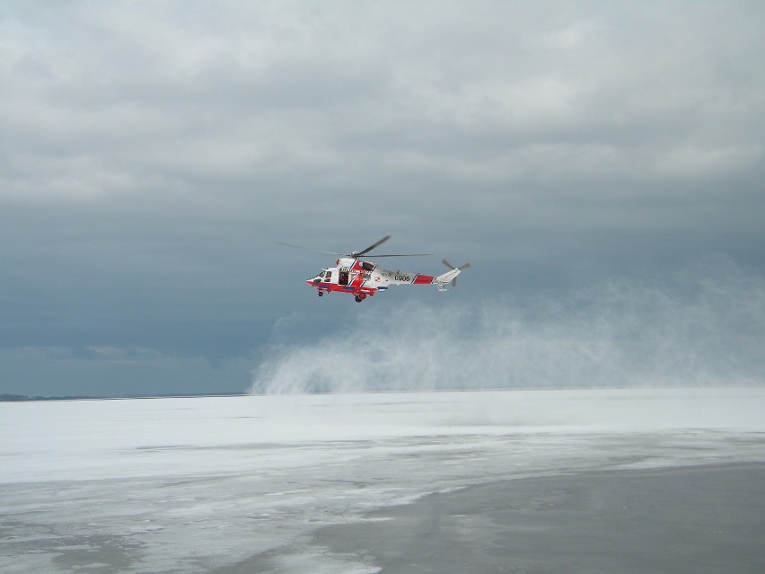 Zaślubiny Polski z morzem. Wieniec opuszczony z helikoptera na lód pokrywający Zatokę Pucką ZDJĘCIA