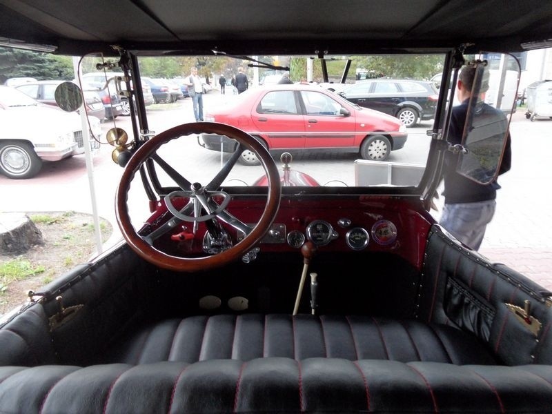 Buick Touring z 1918 na prąd przyjechał do Jaworzna [ZOBACZ]