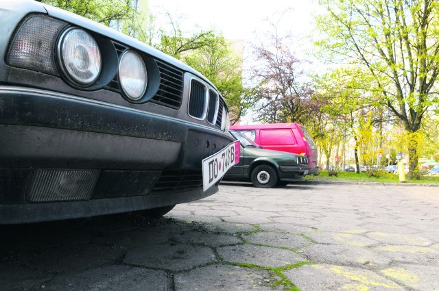 Parking przy Krasińskiego 10 zmienia się w złomowisko