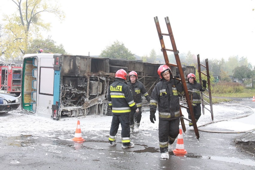 Wypadek autobusu w Lipinach [ZDJĘCIA Z ĆWICZEŃ STRAŻAKÓW]