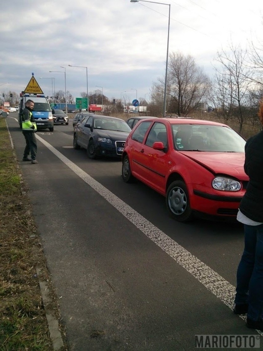 Zderzenie trzech samochodów na ul. Luboszyckiej w Opolu.