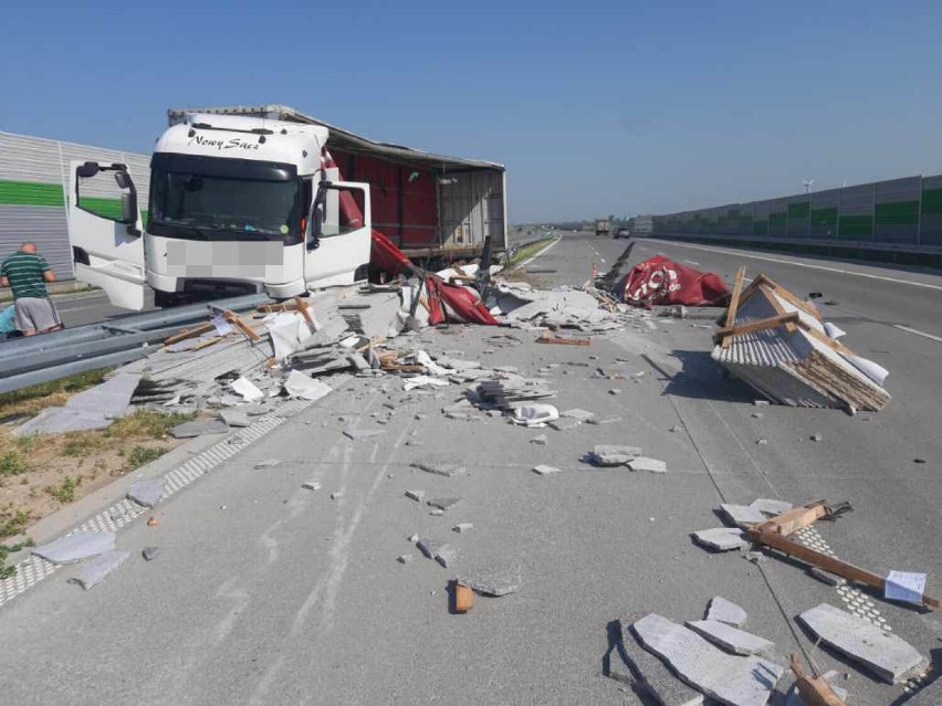Śmiertelny wypadek na A1 w dwóch miejscach w powiecie piotrkowskim w ciągu pół godziny 1.07.2022. ZDJĘCIA