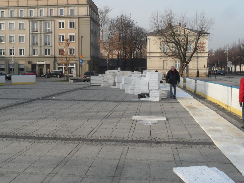 Budują lodowisko na pl. Biegańskiego ZDJĘCIA