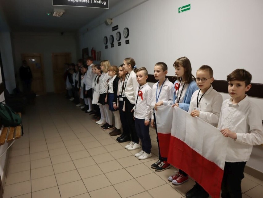 Szkoła Podstawowa nr 1 w Lęborku włączyła się do akcji "Szkoła do hymnu"