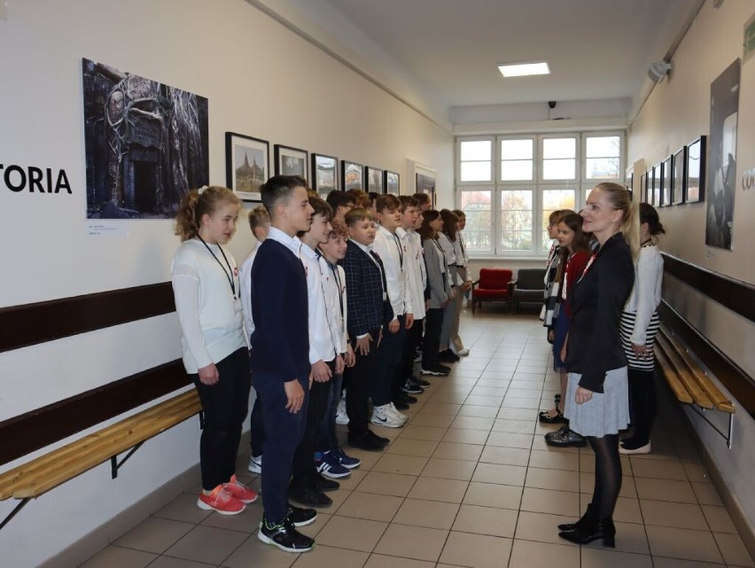 Szkoła Podstawowa nr 1 w Lęborku włączyła się do akcji "Szkoła do hymnu"