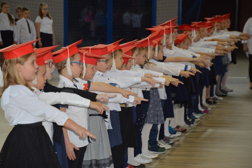 Hymn dla Niepodległej i ślubowanie pierwszoklasistów Szkoły...