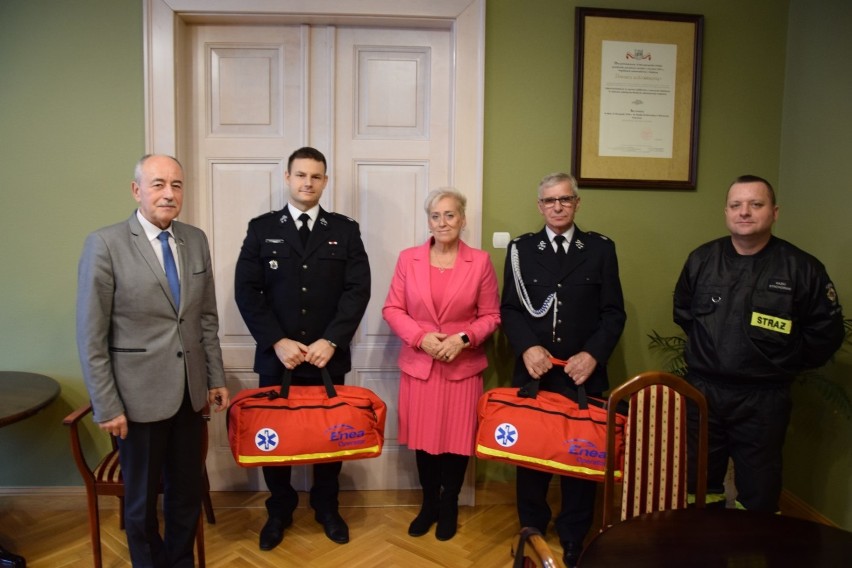 Enea przekazała torby medyczne dla strażaków 