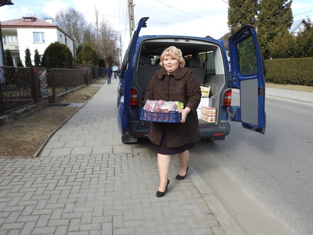 Burmistrz Sokółki Ewa Kulikowska dary żywnościowe zawiozła dziś do "Arki" i "Skrawka nieba"