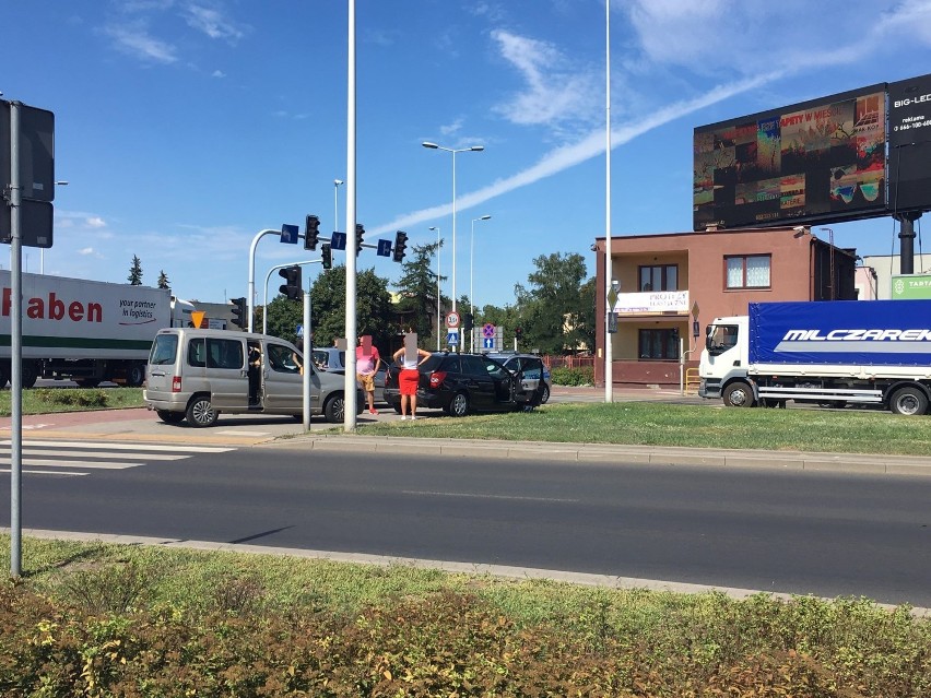 Zderzenie dwóch samochodów na skrzyżowaniu ulicy Okrzei z Wronią we Włocławku [zdjęcia]