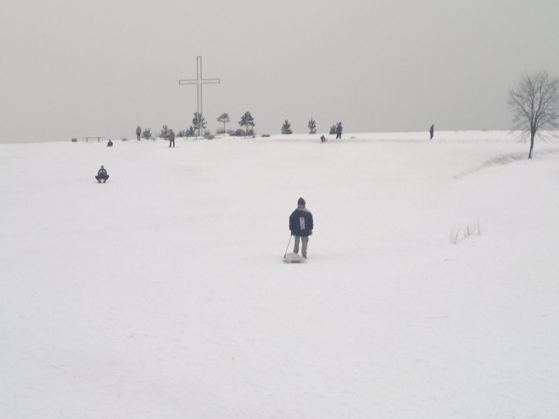 Luboń: Zabawy dzieci w śniegu na Wzgórzu im. Jana Pawła II  [ZDJĘCIA] 
