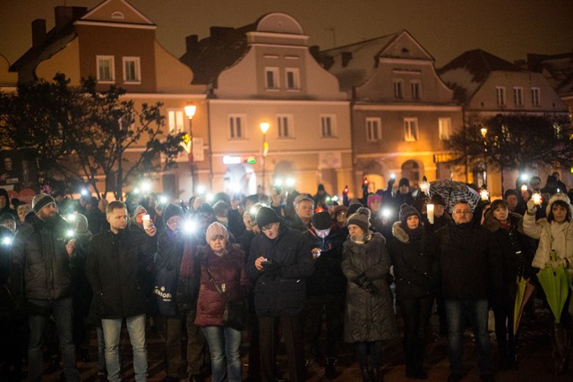 Minutą ciszy mieszkańcy Łomży uczcili pamięć Pawła Adamowicza