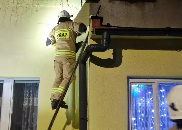 W czwartek (28 grudnia) strażacy z Lisewa Malborskiego i policjanci dostali wezwanie po tym, jak petarda trafiła w budynek.