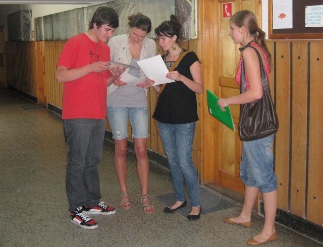 Maturzyści z I Liceum Ogólnokształcącego w Limanowej z radością odbierali wczoraj wyniki egzaminu dojrzałości