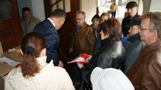 Burmistrz Jarocina rozdał ponad 300 flag mieszkańcom Jarocina