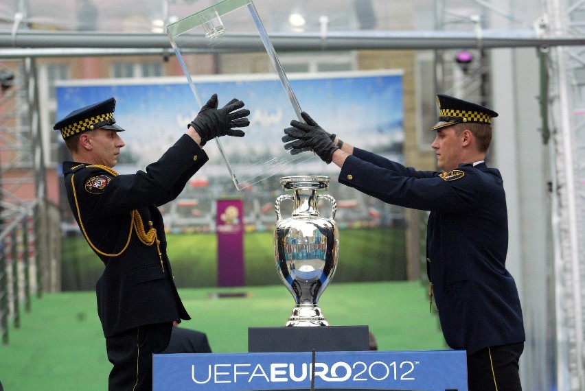 Dziś ostatni dzień prezentacji pucharu UEFA we Wrocławiu (ZDJĘCIA)