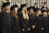 Wrocław: Studenci rozpoczęli nowy rok. &quot;Gaudeamus igitur&quot; na Rynku (ZDJĘCIA, FILM)