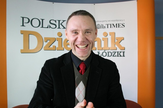 Komendant łódzkiej straży miejskiej, Dariusz Grzybowski, odbiera telefony łodzian.