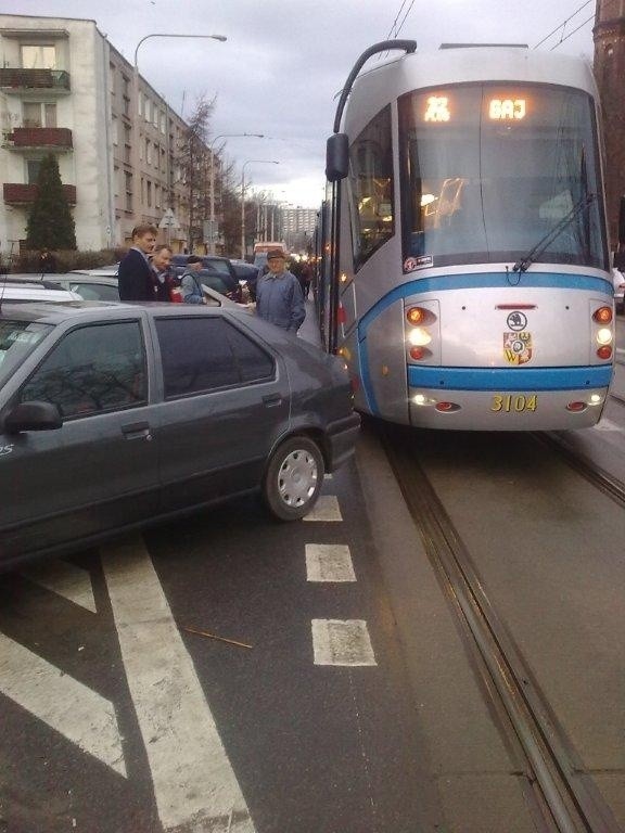 Zaparkowane auto zablokowało tramwaje (ZOBACZ)