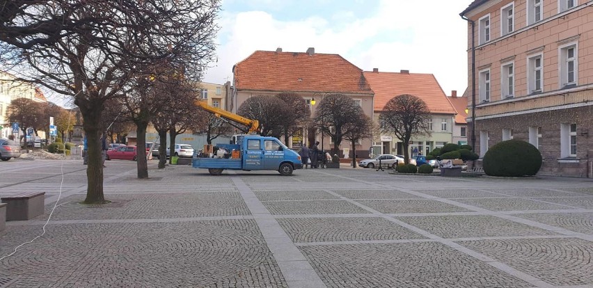 Pleszew. Rozpoczął się montaż świątecznych lampek w mieście. Będą niespodzianki!