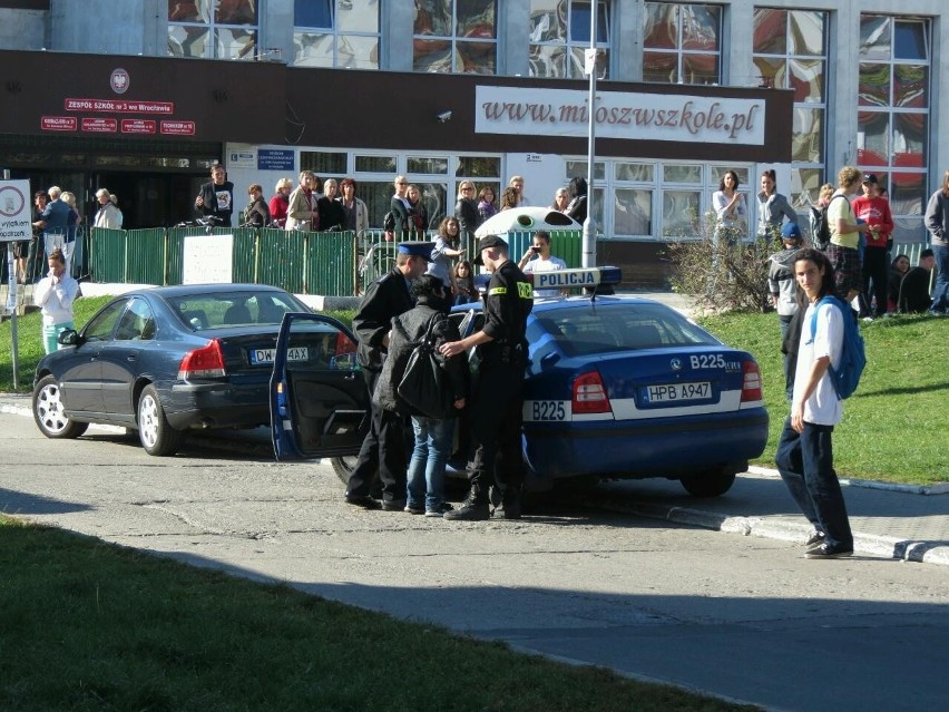 Ewakuacja szkoły przy ul. Szkockiej zakończona. Bomby nie znaleziono (ZDJĘCIA)