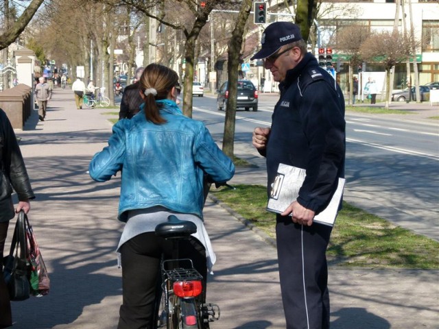 Policjanci pouczają rowerzystów, by zsiedli z roweru lub przenieśli się na jezdnie. Ostatnio   robił  to Zbigniew Polek, zastępca  komendanta KPP w Zduńskiej Woli