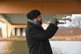 Wrocławski muzyk gra... pod mostami. Zobacz zdjęcia i film