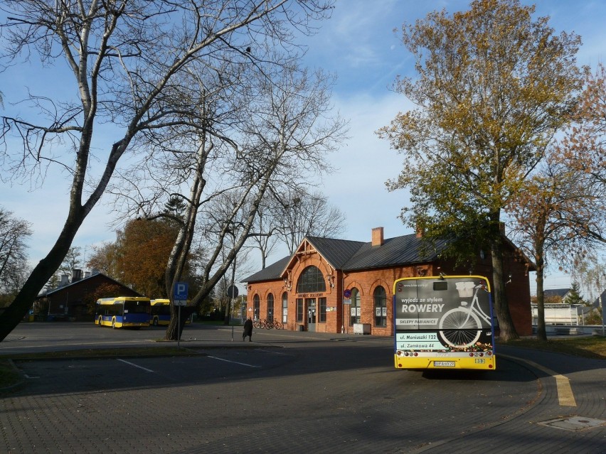 Autobusy PKS zatrzymują na dworcu PKP w Pabianicach