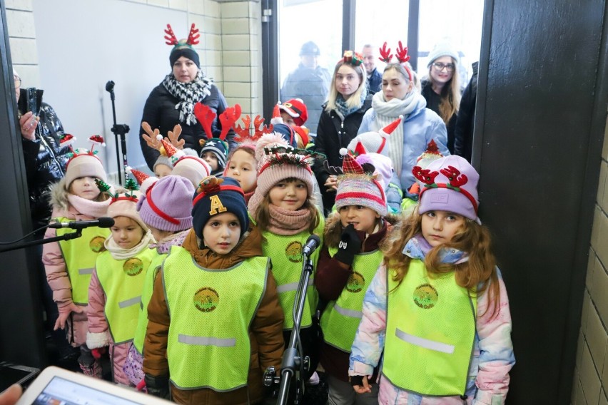 W Gryfowie Śląskim przedszkolaki zaśpiewały "Jedzie pociąg z daleka..."