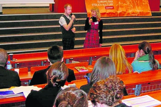 Kluczem do udanej konferencji są także dowcipni, acz kompetentni konferansjerzy. Łukasz Jaroń i Magda Zelent, konferencja "TE rzeczy"