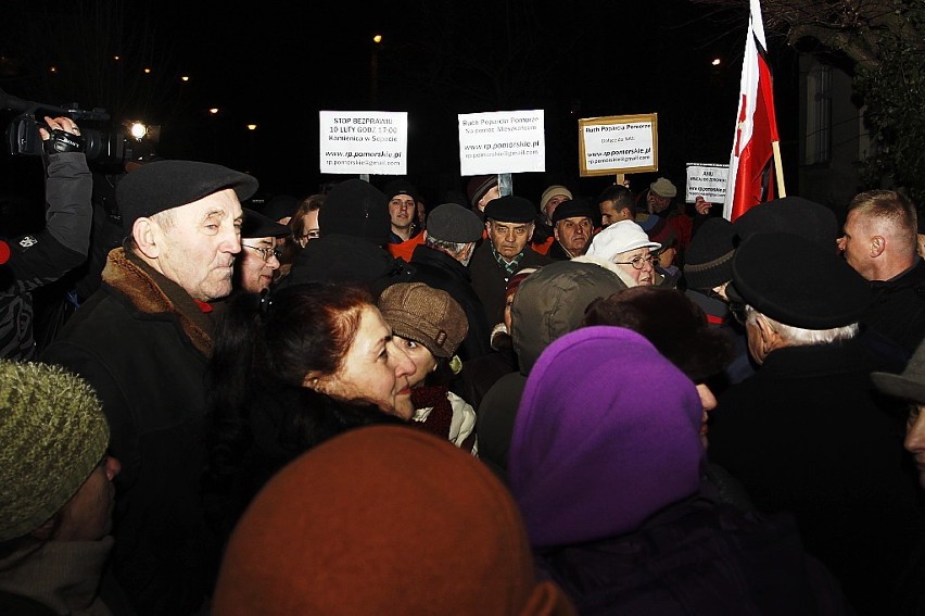 Zwolennicy Palikota przed domem Kaczyńskich w Sopocie