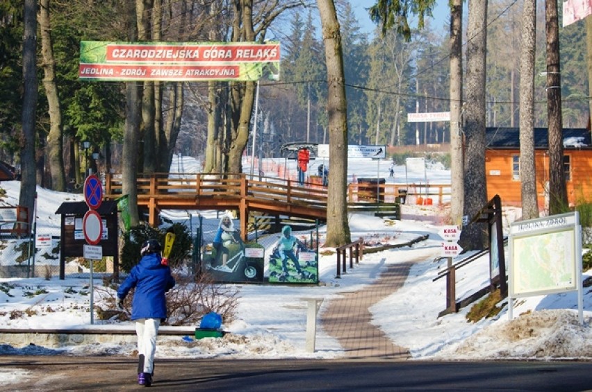 Znakomite warunki, jakie panują na jedlińskim stoku za sprawą mroźnej aury, pozwalają na codzienne zjazdy