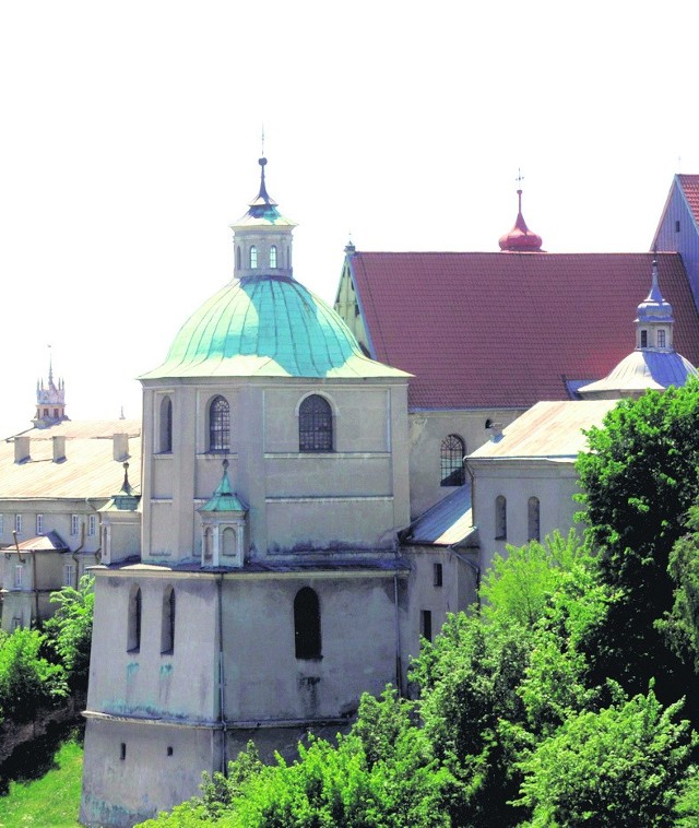 Dominikanie przybyli do Lublina w XIII w. i założyli tu klasztor. Jego dzieje były początkowo pechowe. Złożyły się na to kolejne pożary, a następnie trudności ze strony rosyjskich władz, które w II poł XIX w. ograniczyły działalność klasztoru. Zakonników wypędzono. Po kasacie w budynku urzędowało Lubelskie Towarzystwo Dobroczynności. Dominikanie wrócili w 1939 roku. W latach 60. kościół otrzymał tytuł bazyliki mniejszej.