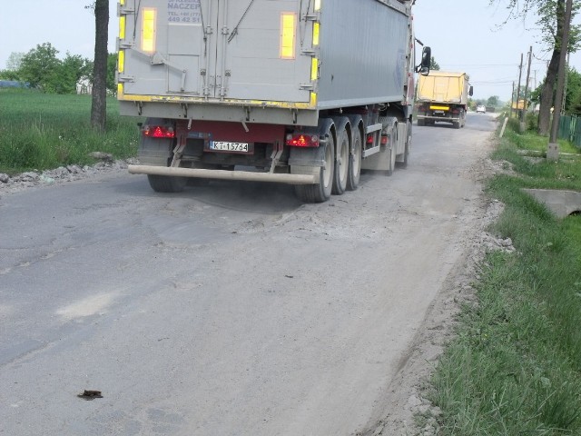 Przejazd przez Wał Rudę i Zabawę to prawdziwa droga przez mękę. Jej fatalny stan to wina ciężarówek wożących żwir na autostradę