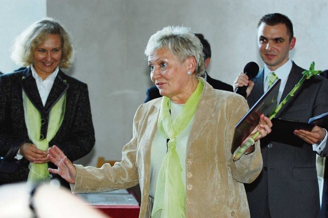 Nagrodę za "Czarne Wesele" odbiera przedstawicielka Muzeum Wsi Słowińskiej.