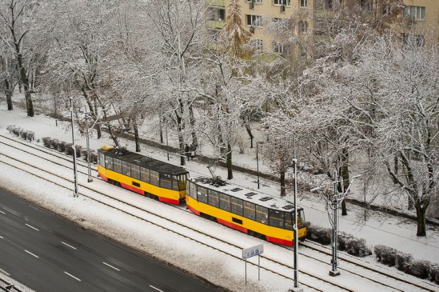 Śnieg w Warszawie. Zasypane chodniki, a na drogach ślisko i niebezpiecznie [ZDJĘCIA]