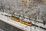 Śnieg w Warszawie. Zasypane chodniki, a na drogach ślisko i niebezpiecznie [ZDJĘCIA]
