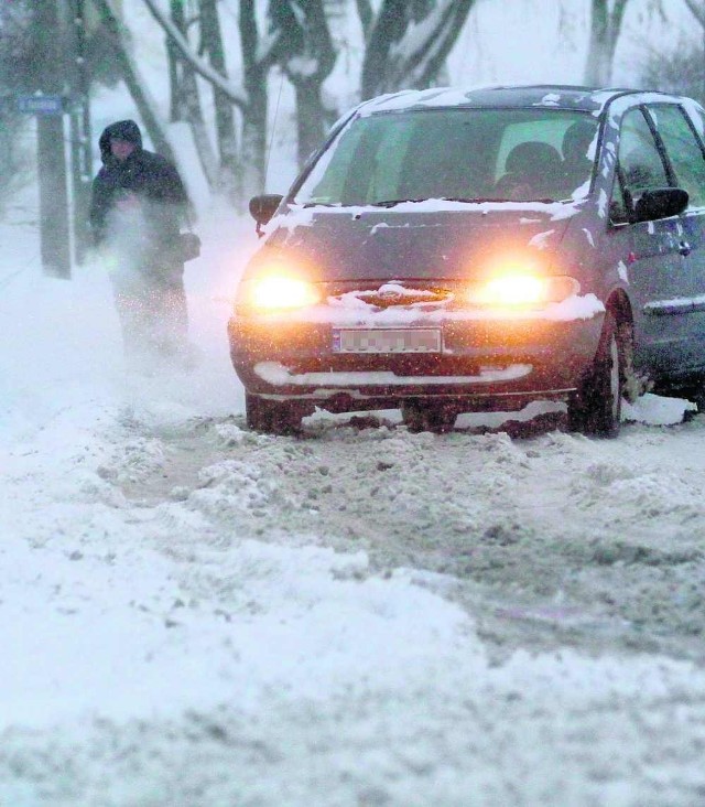 Kierowcy mieli problemy na nieodśnieżonych ulicach