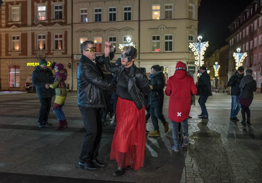 Karnawałowy taniec na placu Wolności w Szczecinku [zdjęcia]