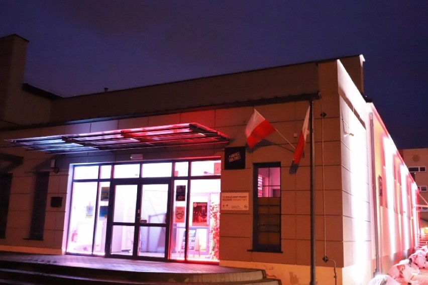 Dzień Flagi 2021 w Redzie. Podświetlono budynki Urzędu Miasta i Fabryki Kultury| ZDJĘCIA
