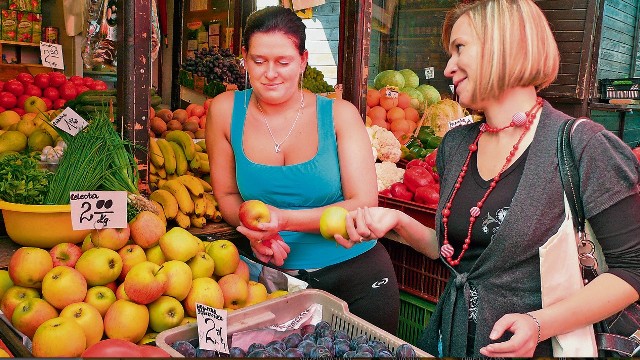 Pani Kasia (z lewej) liczy, że wraz z rozpoczęciem roku szkolnego rodzice będą u niej kupować swoim pociechom jabłka