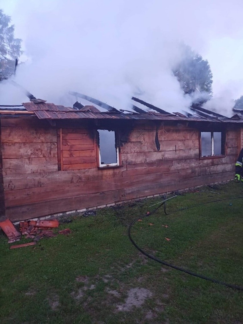 Pożar drewnianego domu w Tryńczy. Na szczęście nikt nie ucierpiał [ZDJĘCIA]