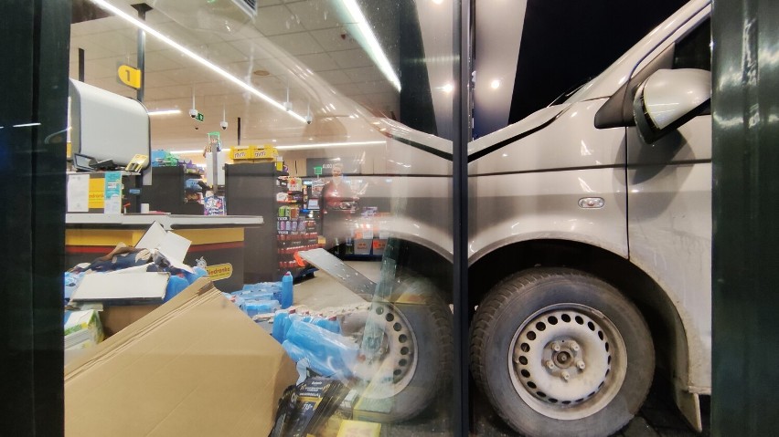 Bus wjechał w sklep Biedronka w Piotrkowie, są ranni