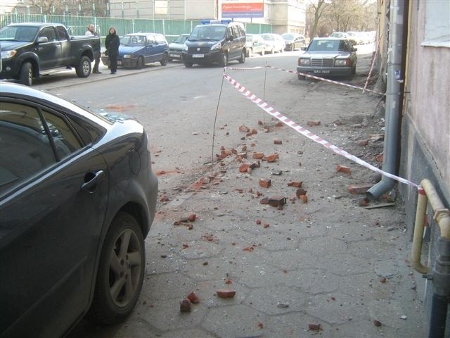 Gdańsk: Spadające cegły zniszczyły samochody (ZDJĘCIA)