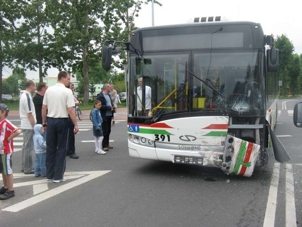 Piła: Autobus MZK zderzył się ze skodą [ZDJĘCIA]