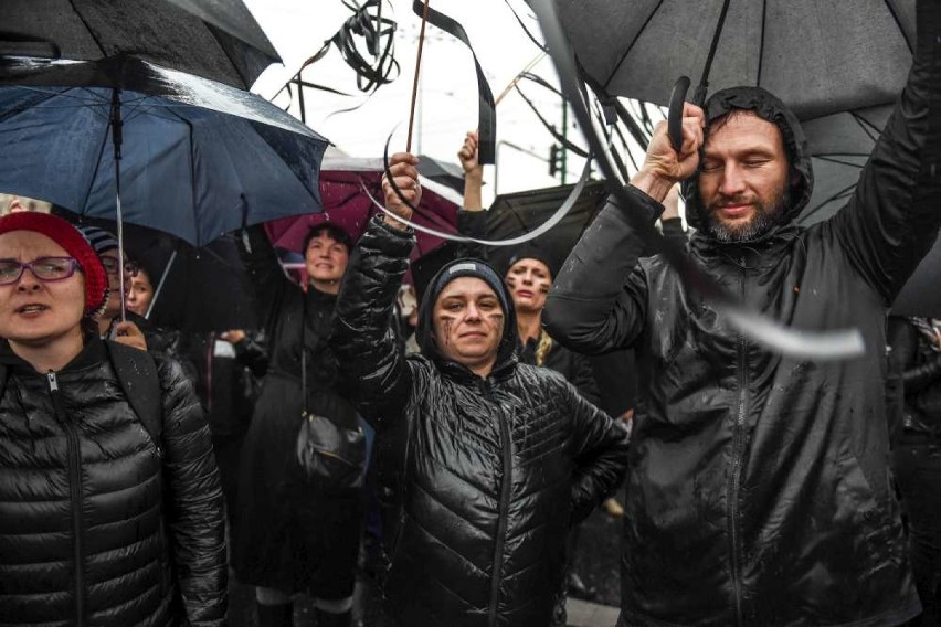 Czarny protest w Poznaniu. Kobiecy strajk na placu...