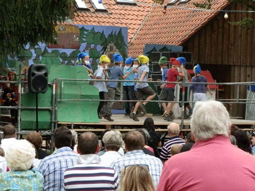 Krasnoludki tańczą i śpiewają, a widzowie klaszczą do rytmu....