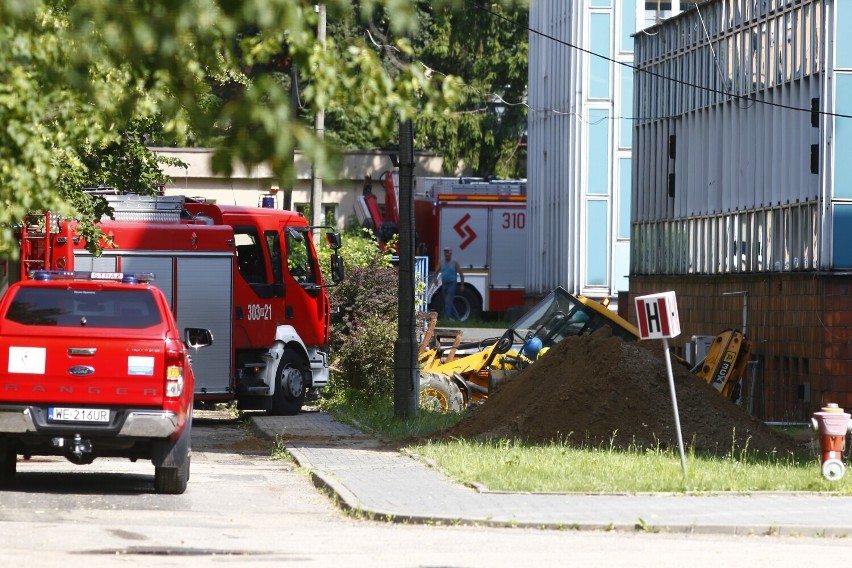 Akcja straży pożarnej przy ul. Pawińskiego w Warszawie. Pod koparką osunęła się ziemia. Trwa wydobywanie pojazdu
