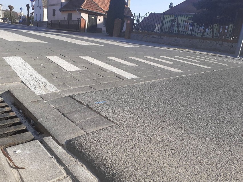 Miejska Górka. Wyniesione przejście dla pieszych poprawi bezpieczeństwo w Sobiałkowie. Właśnie zakończono prace