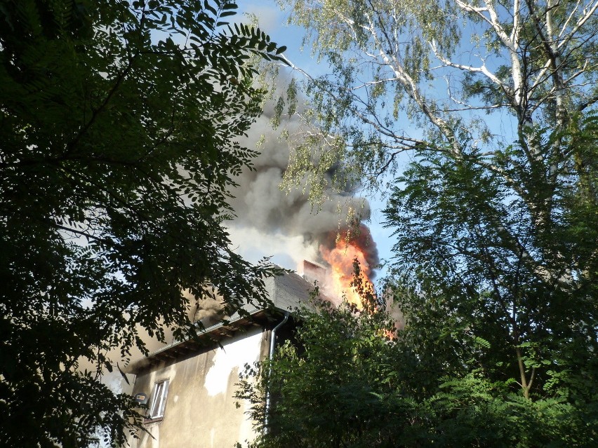 W Sosnowcu przy ulicy Baczyńskiego zapalił się dach w kamienicy [ZDJECIA]